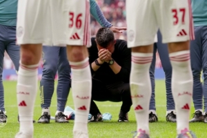 中国区电竞-最后5轮狂丢10分痛失冠军！36岁阿贾克斯少帅赛后哭红了眼